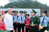 Vietnamese and Chinese forces join hands to safeguard peace along Vietnam - China border